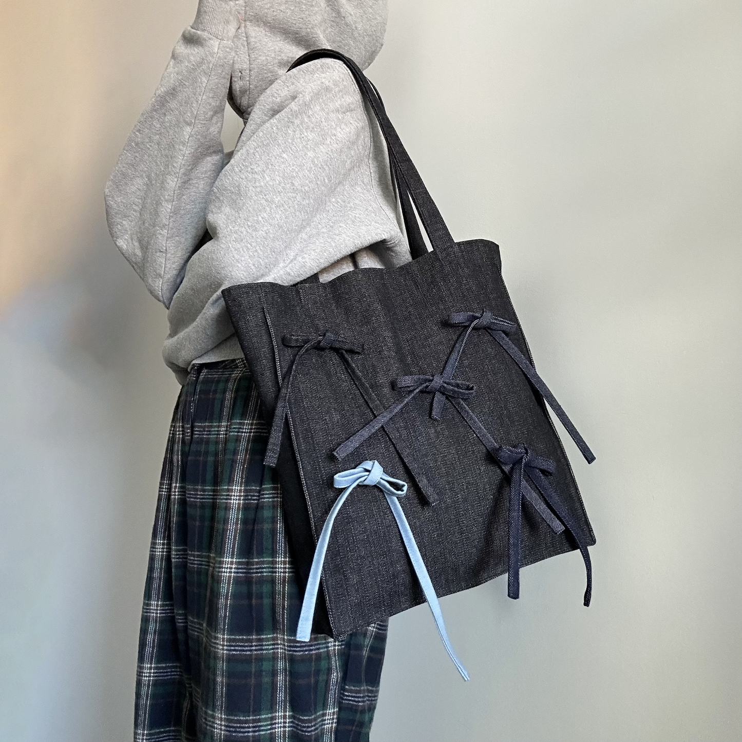 TOTE WITH MIXED COLOR BOWS