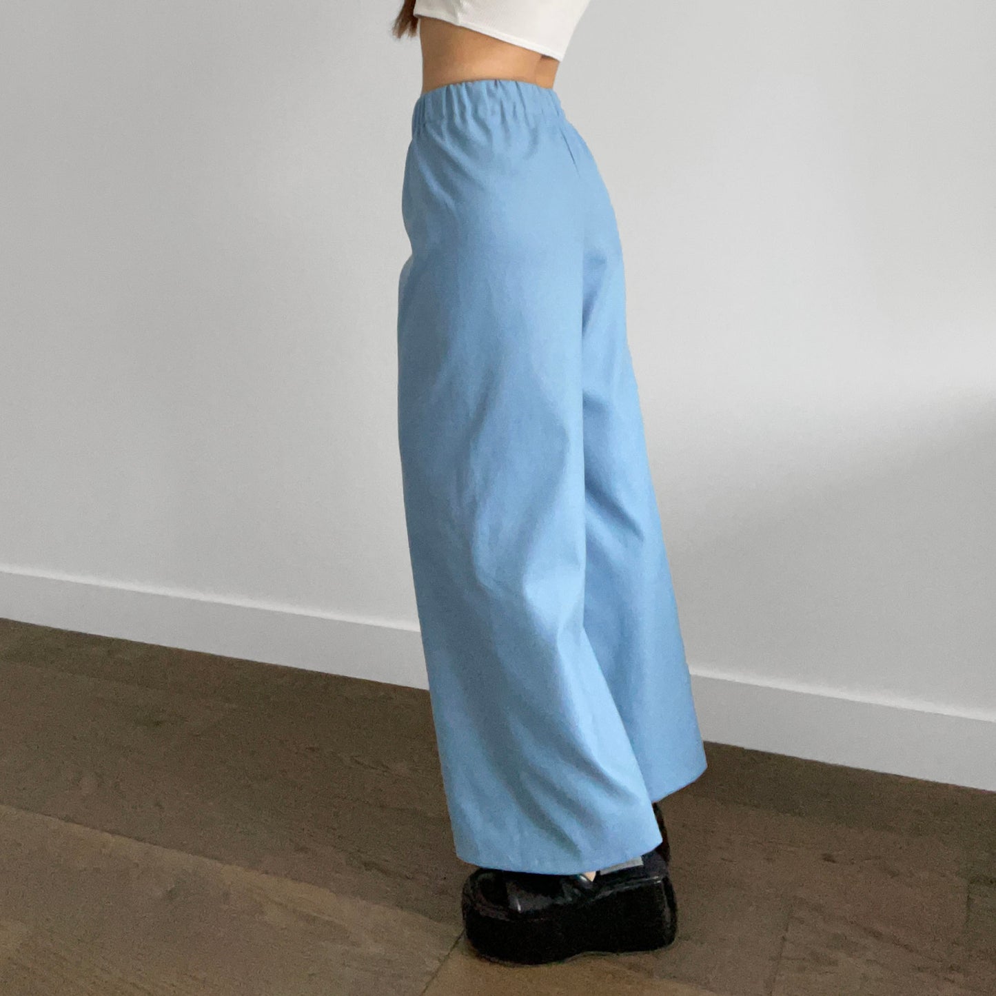 ONE HOLE PANTS IN LIGHT BLUE