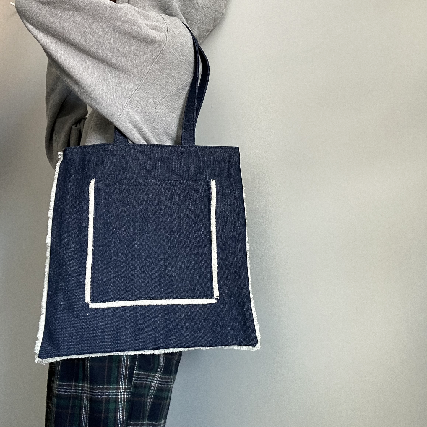 SHORT FRINGED DENIM TOTE