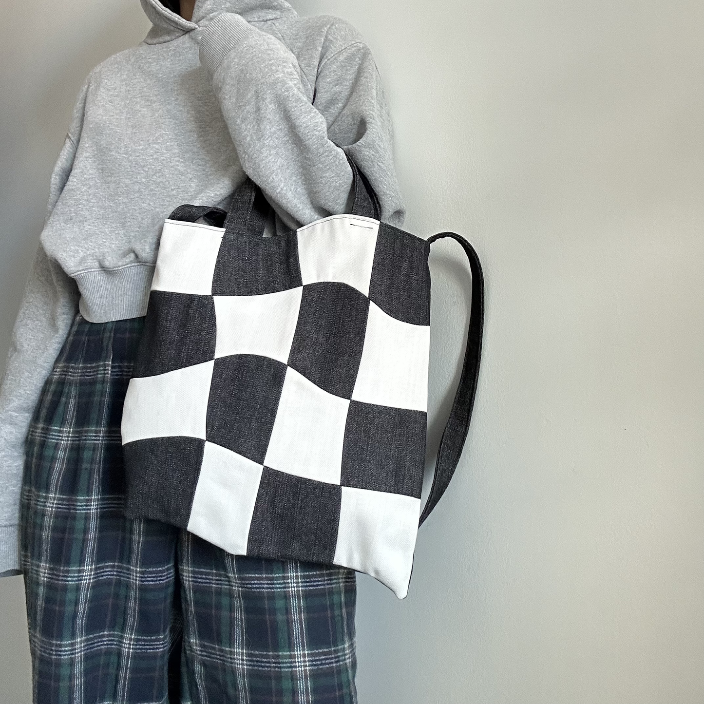 WIGGLE SHOULDER BAG BLACK AND WHITE