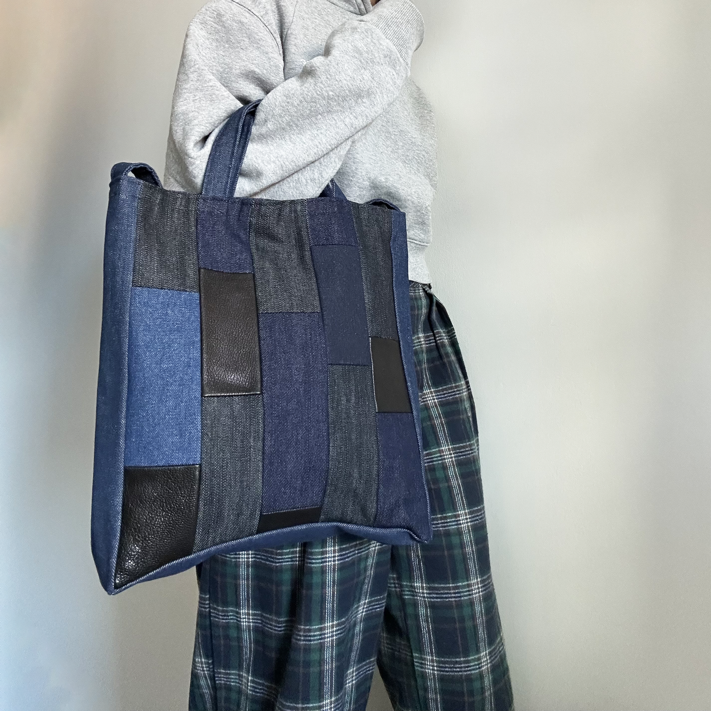 COLOR BLOCK TOTE MIXED MATERIAL