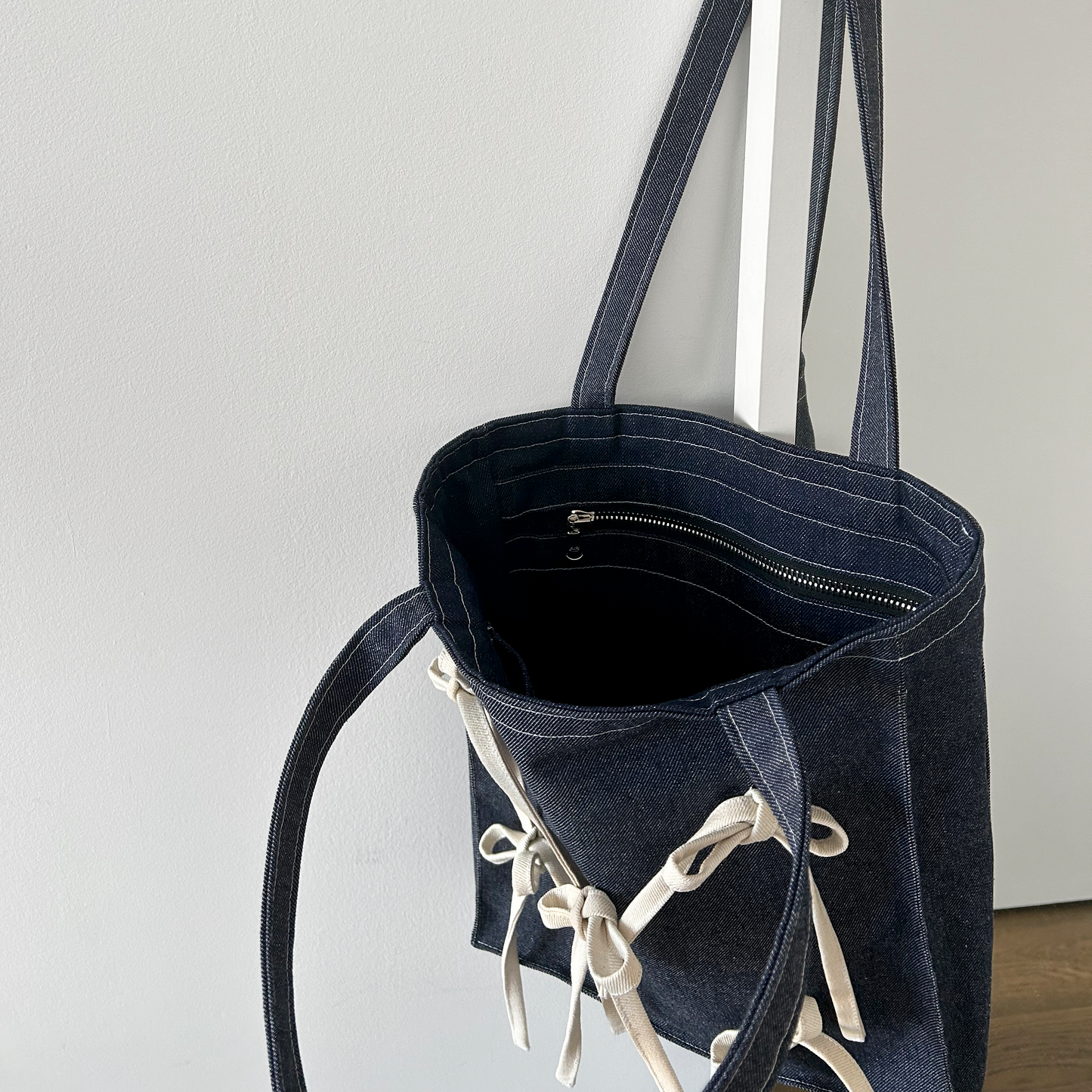 TOTE WITH CREAM BOWS