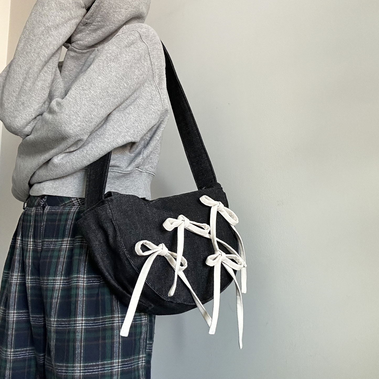 MESSENGER BAG WITH CREAM BOWS