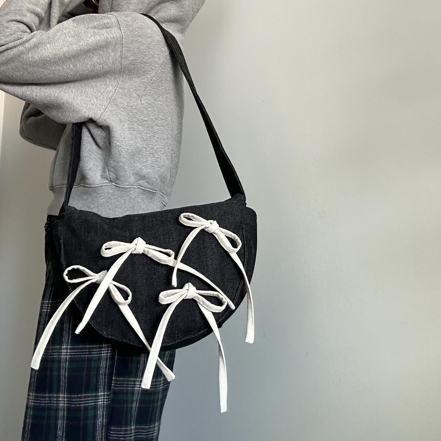 MESSENGER BAG WITH CREAM BOWS